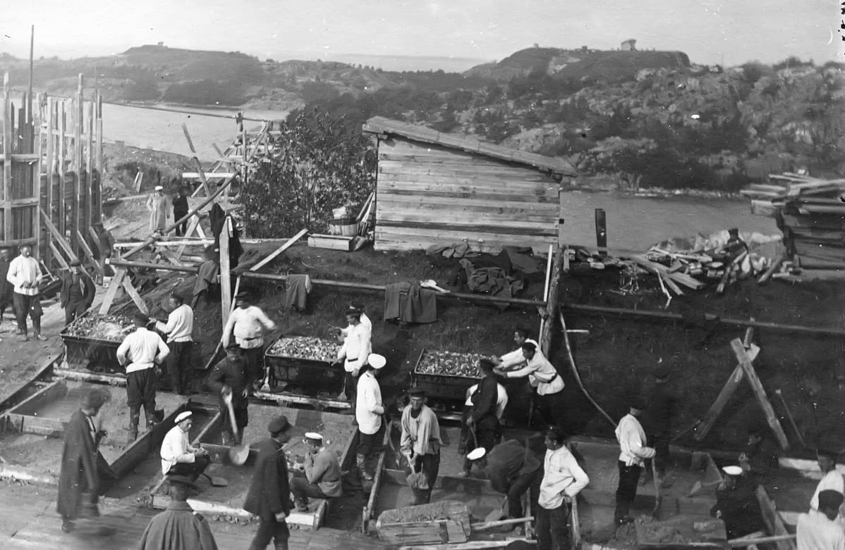 Betonipatterin rakentamista Kuninkaansaaressa vuonna 1900. Kuva: Sotamuseo