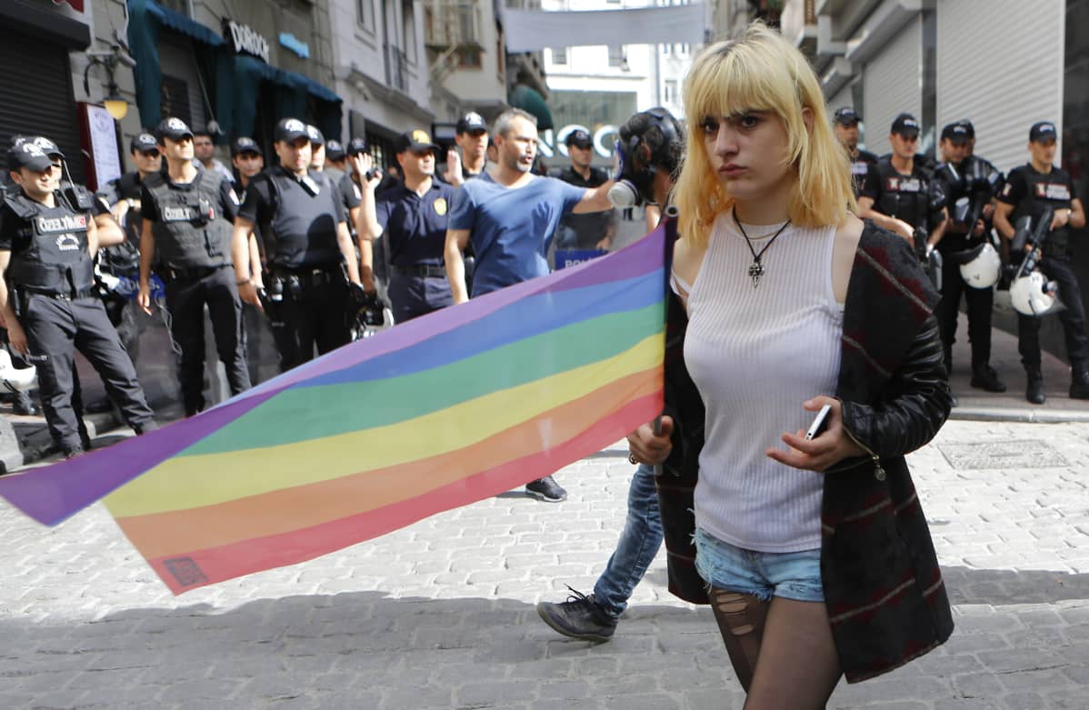 Poliisit piirittivät kiellettyyn Trans Pride -kulkueeseen osallistuvia Istanbulin keskustassa sunnuntaina.