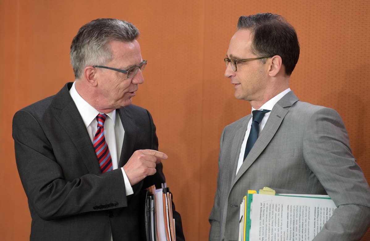 Sisäministeri Thomas de Maizière ja oikeusministeri Heiko Maas esittelivät hallituksen lakiesityksen.
