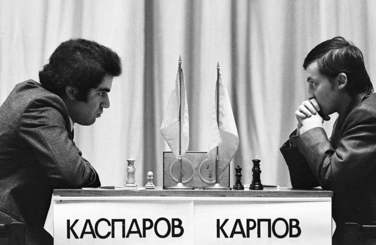Garri Kasparov ja Anatoli Karpov vastakkain MM-titteliottelussa vuonna 1985.