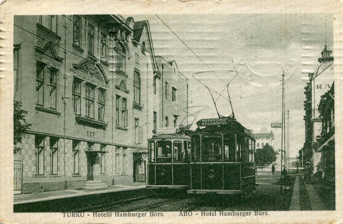 Raitiovaunut kolistelivat Kauppiaskadulla.