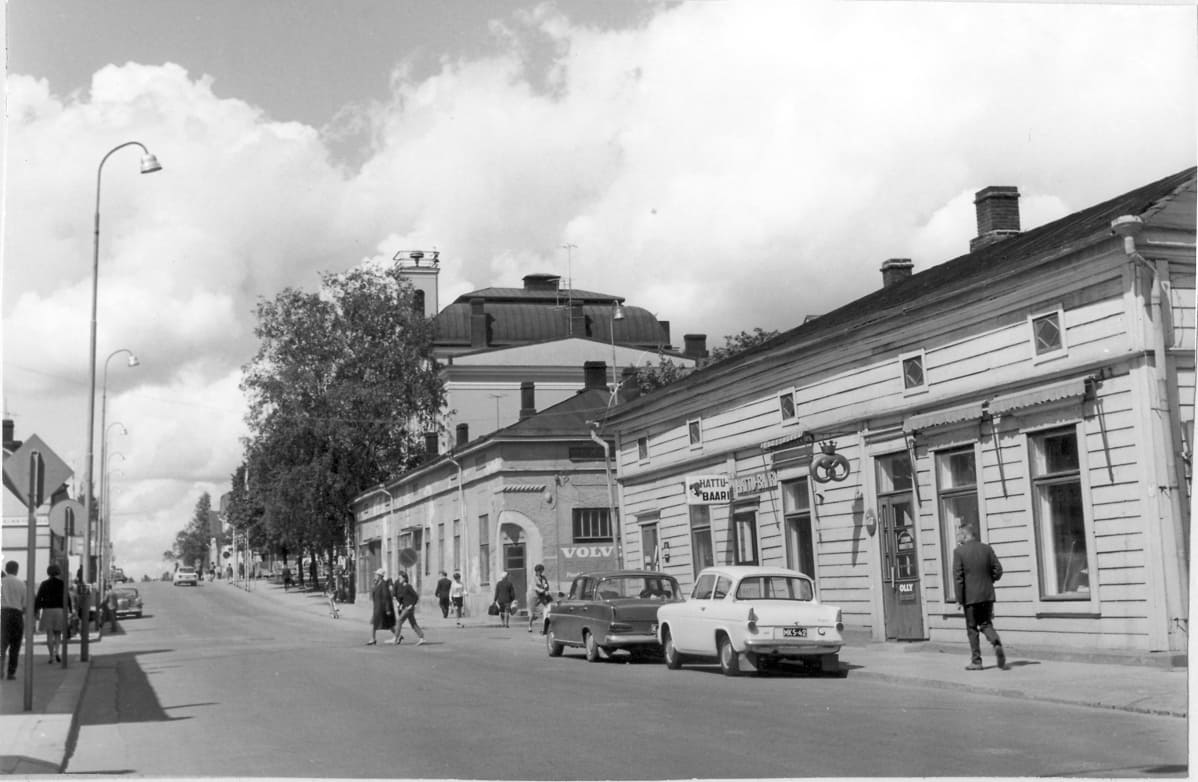 Mikkelin Savilahdenkatua teatteritaloa kohti 1950- tai 1960-luvulta.