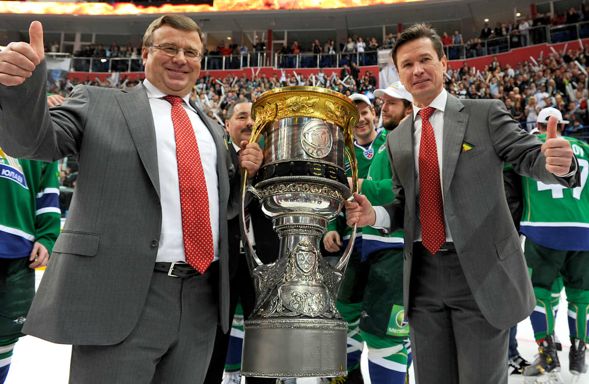 Apuvalmentaja Igor Zaharkin ja päävalmentaja Vjatsheslav Bykov johdattivat Salavat Julajevin Gagarin Cupin voittajaksi kaudella 2010–2011.