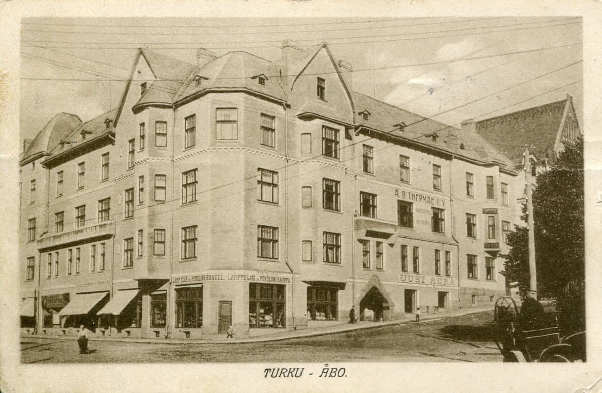 Priman talo valmistui Aurakadun ja Venäjän Kirkkokadun, eli nykyisen Yliopistonkadun kulmaan vuonna 1904.