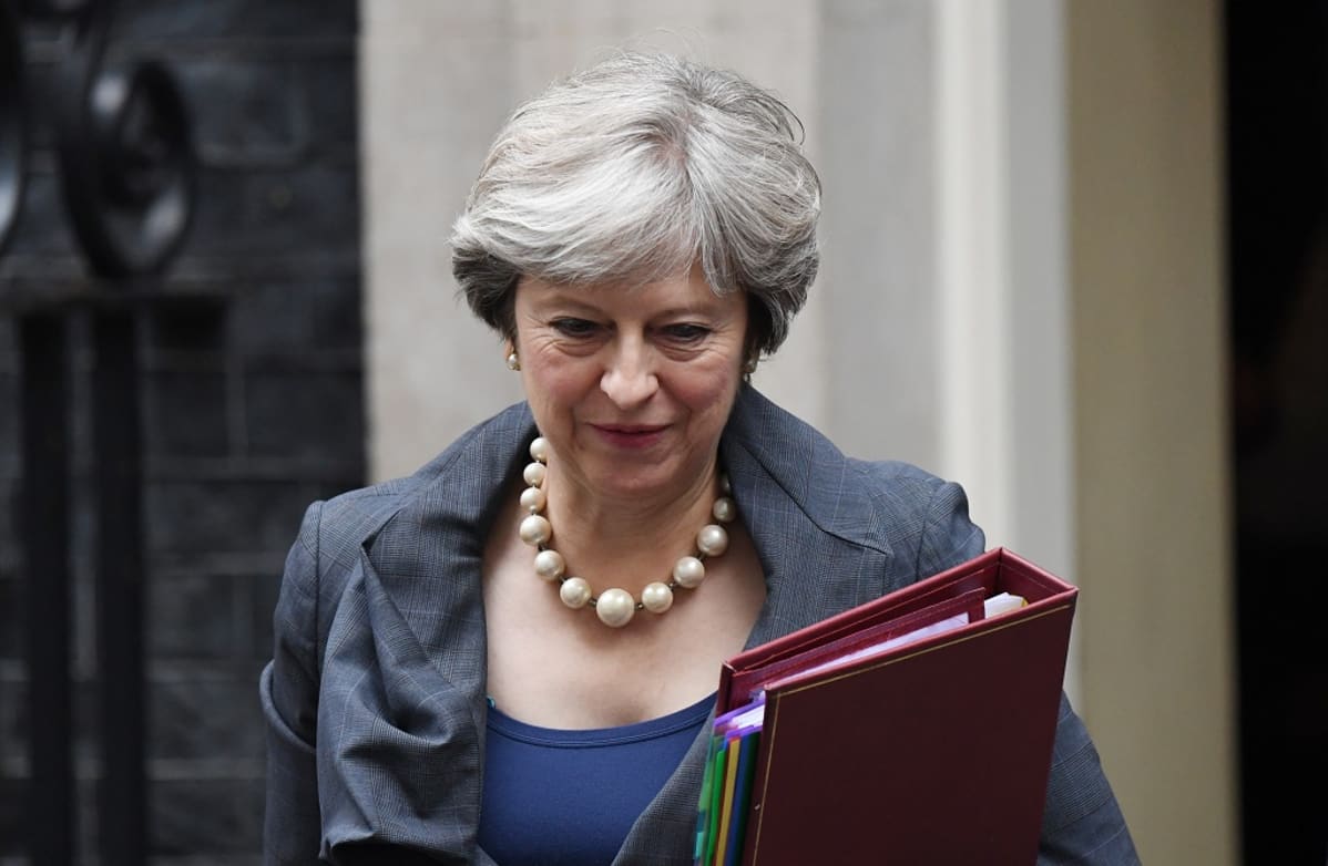 Theresa May kansio kädessään.