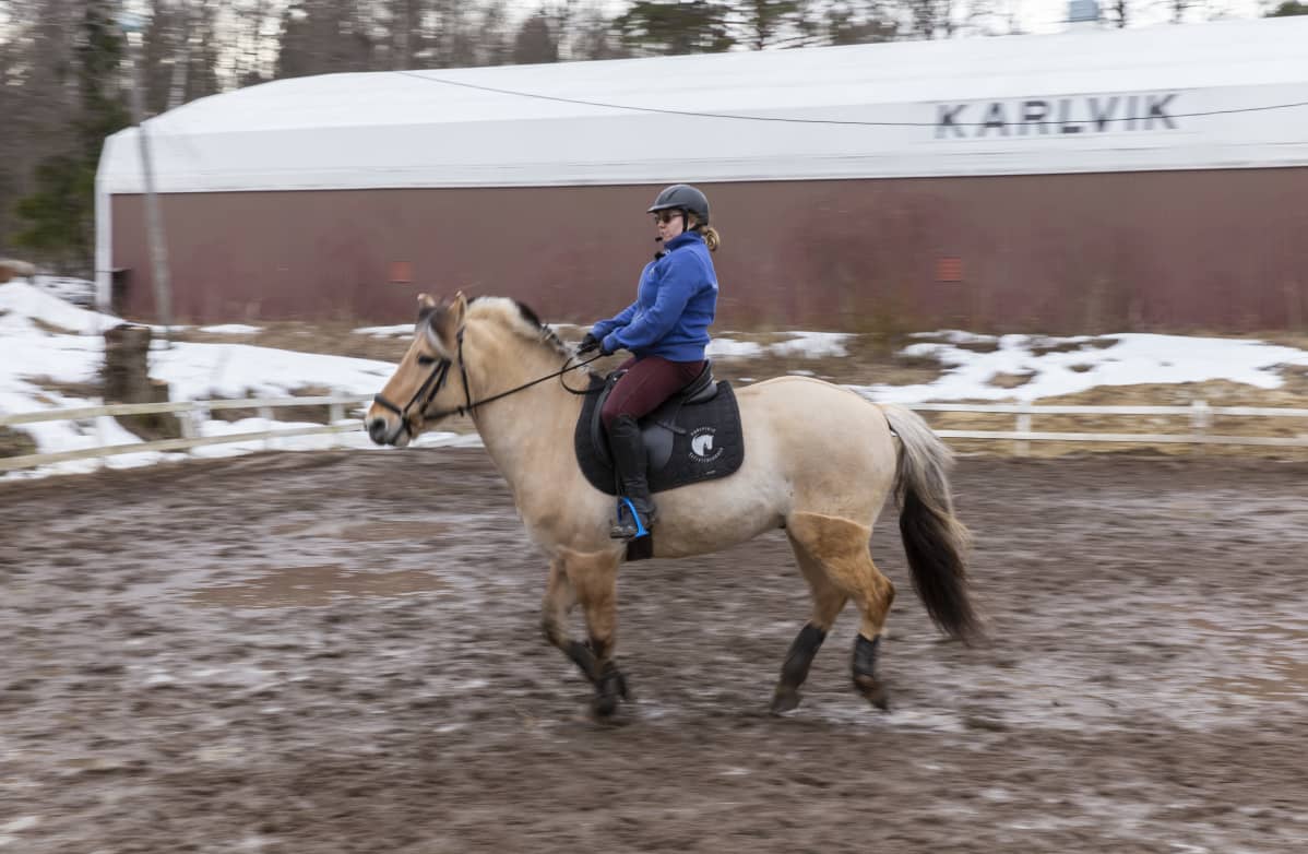 Jenny Kärkkäinen, vammaisurheilija, ratsastaja, hevonen, Karlvikin ratsastustallit, FAS-diagnoosi
