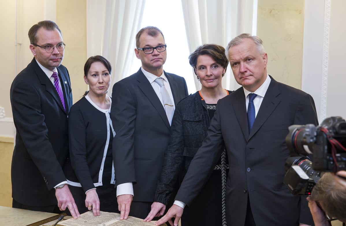 Kuvassa Jussi Niinistö, Hanna Mäntylä, Juha Sipilä, Anne Berner, Olli Rehn