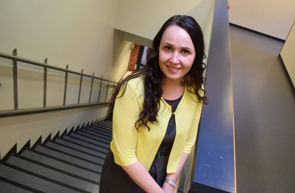 Kansanedustaja Kristiina Salonen (sd.) Porin Teljän kirkon rappusissa 24.3.2019.