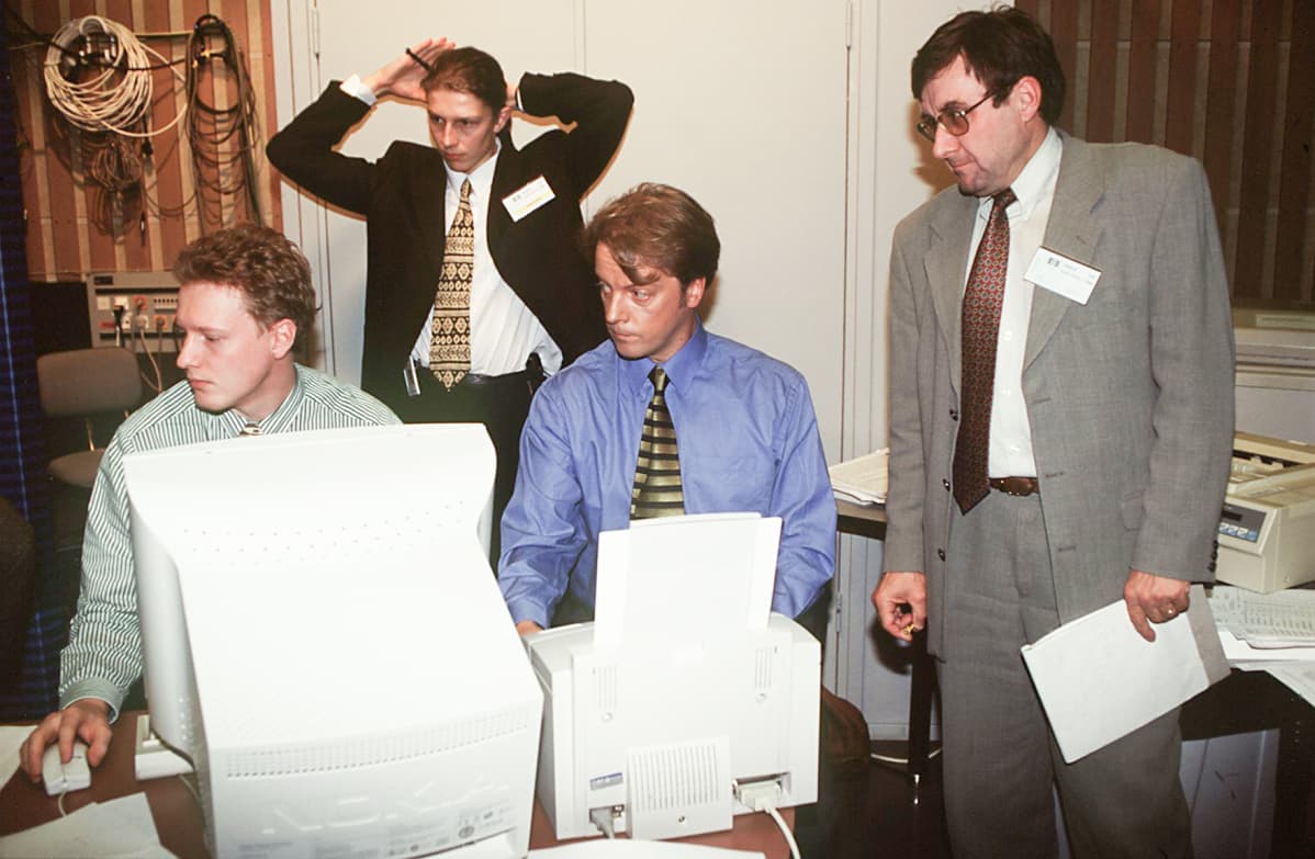Kuntavaalit ja europarlamenttivaalit 1996. Pekka Haara, Jouni Siren, Matti Rönkä ja Ari Järvinen työssä.