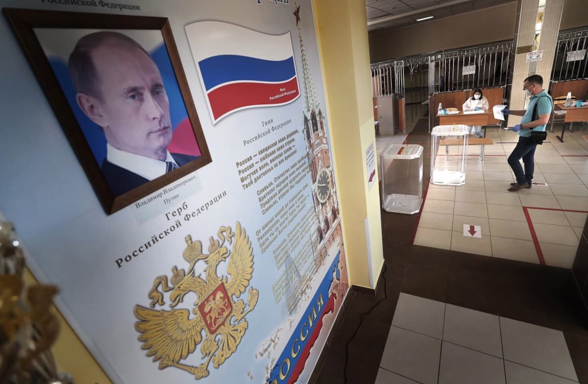 Putinia esittävä juliste, taustalla äänestäjä kasvomaskissa.