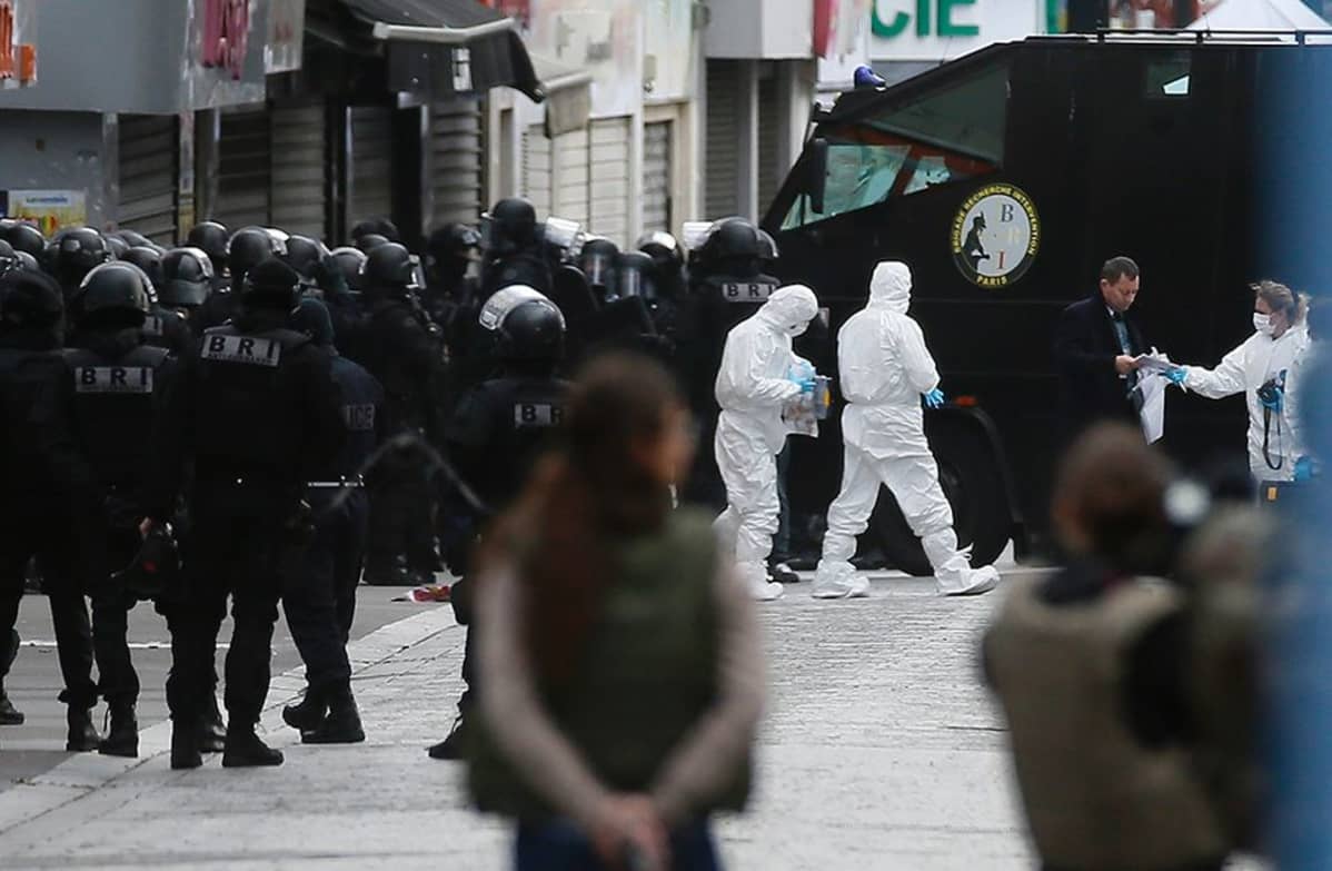 Poliiseja ja rikospaikkatutkijoita Saint-Denis'n kaupunginosassa keskiviikkona.