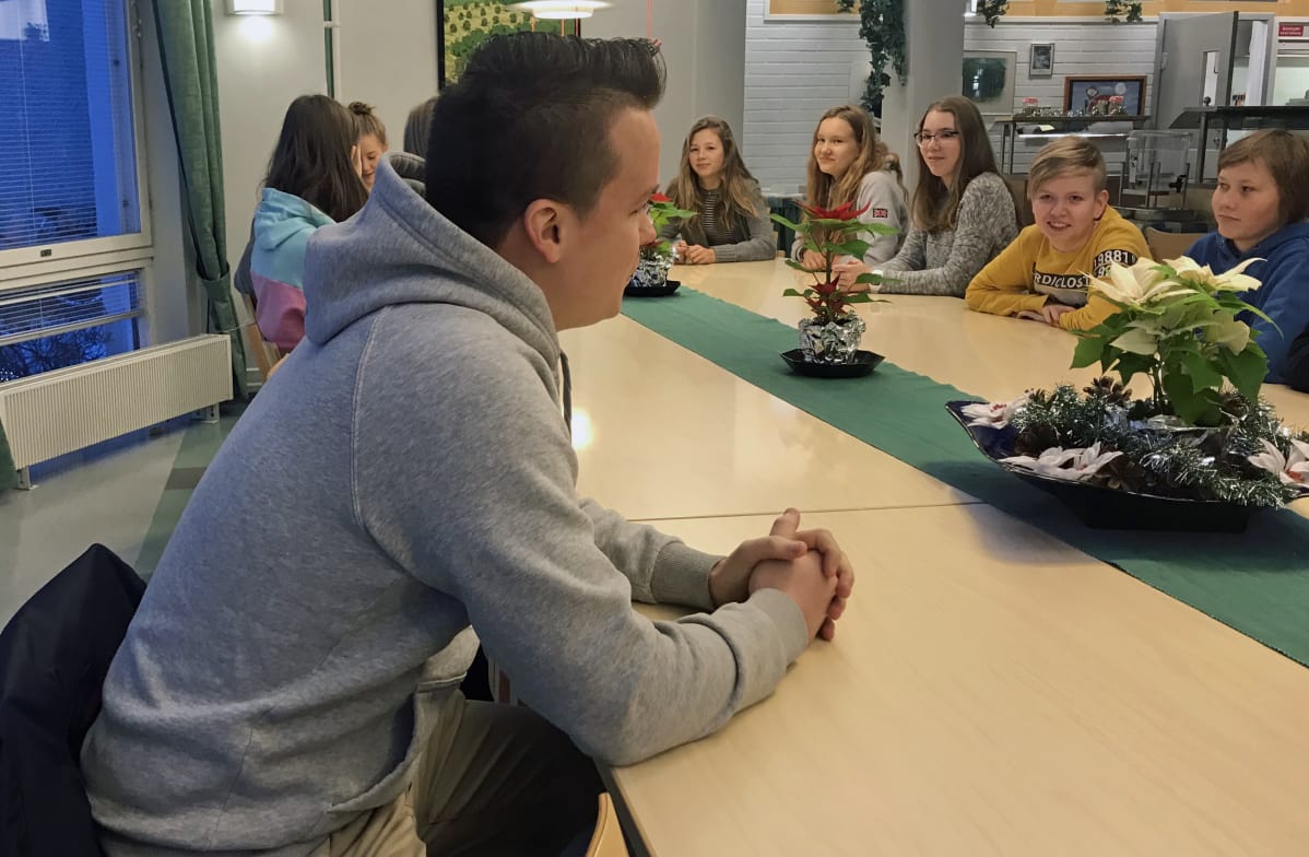 Sami Kieksi Iitin yläkoulun oppilaiden kanssa