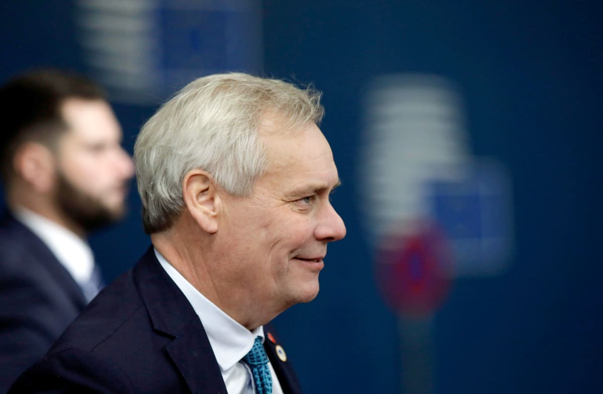 Antti Rinne saapumaas kokoukseen.