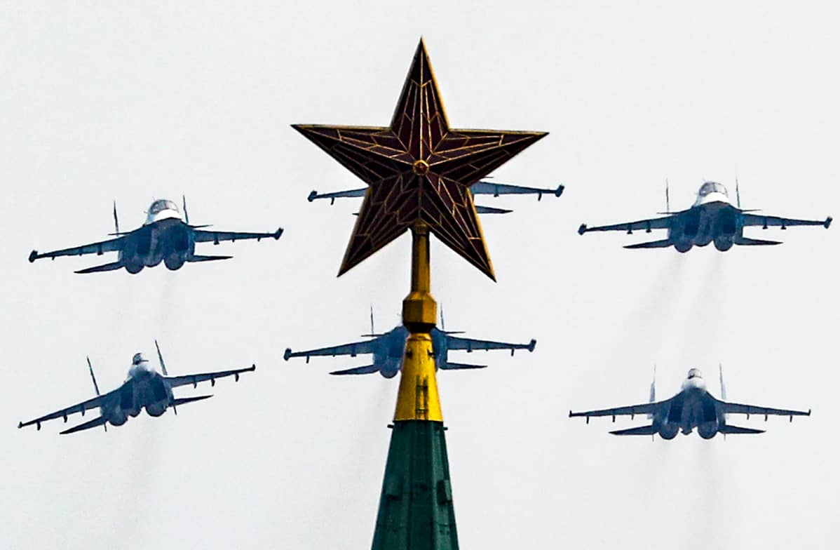 Sotilaskoneita Kremlin yllä Voitonpäivän paraatin harjoituksissa.
