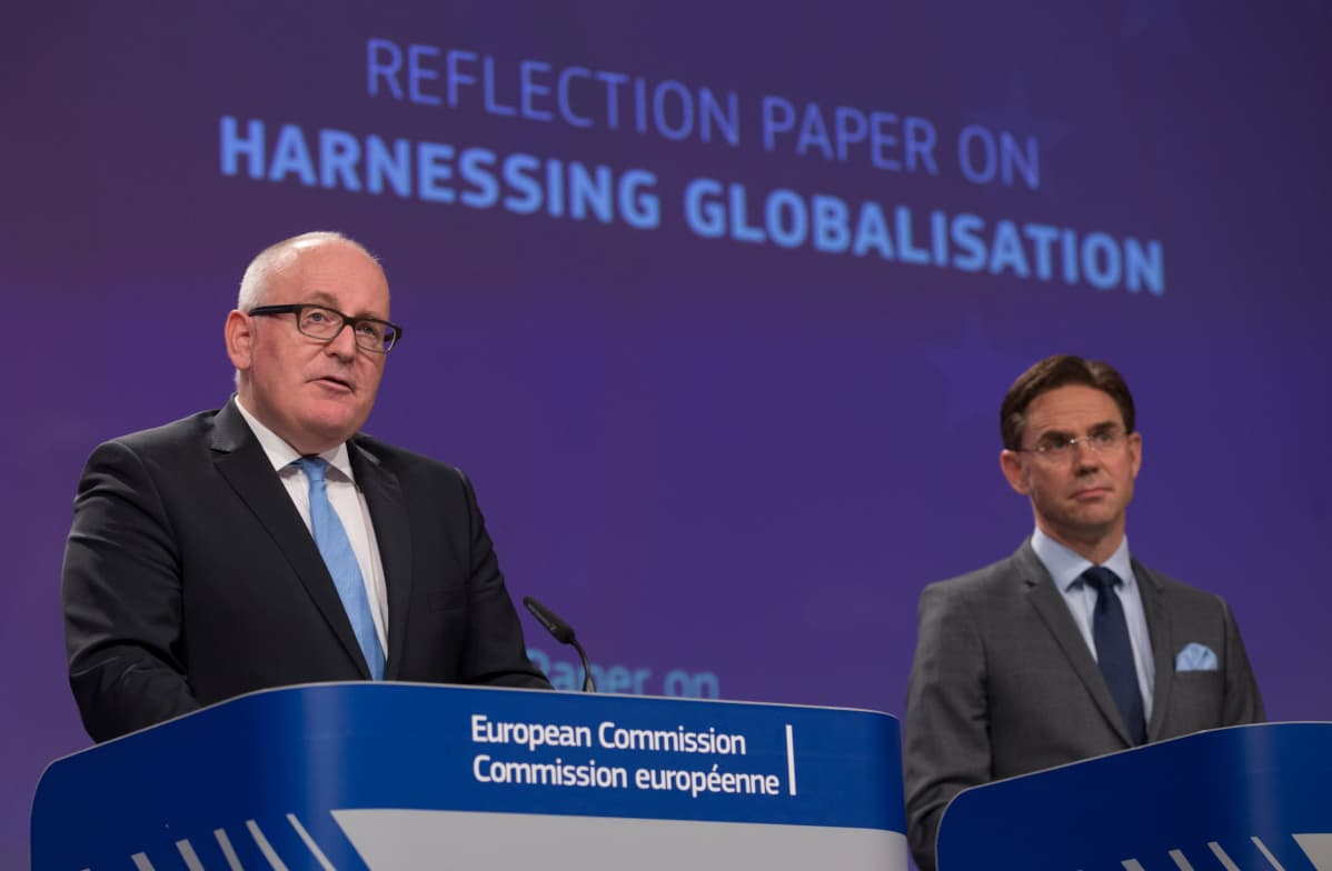 Komission varapuheenjohtajat Frans Timmermans (vas.) ja Jyrki Katainen esittelivät ajatuksia globalisaation hallinnasta Brysselissä 10. toukokuuta.