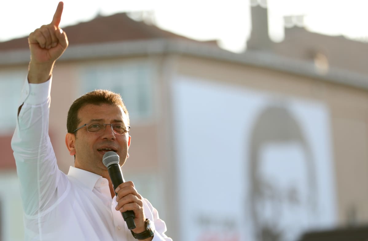 Istanbulin pormestariksi pyrkivä opposition Ekrem Imamoglu puhui maanantaina kannattajilleen kaupungin keskustassa.