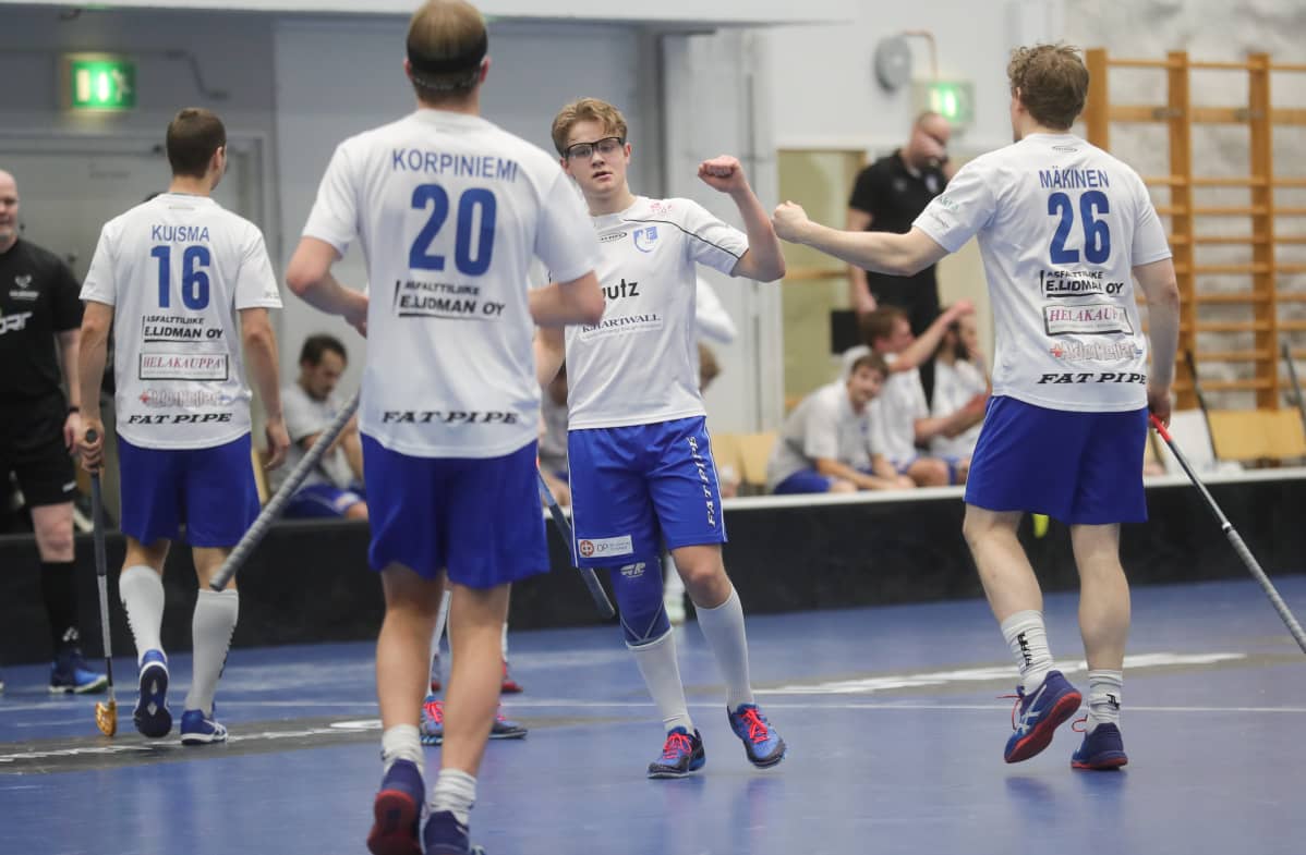 ÅIF juhlii maalia. Keskellä Oliver Sillanpää.