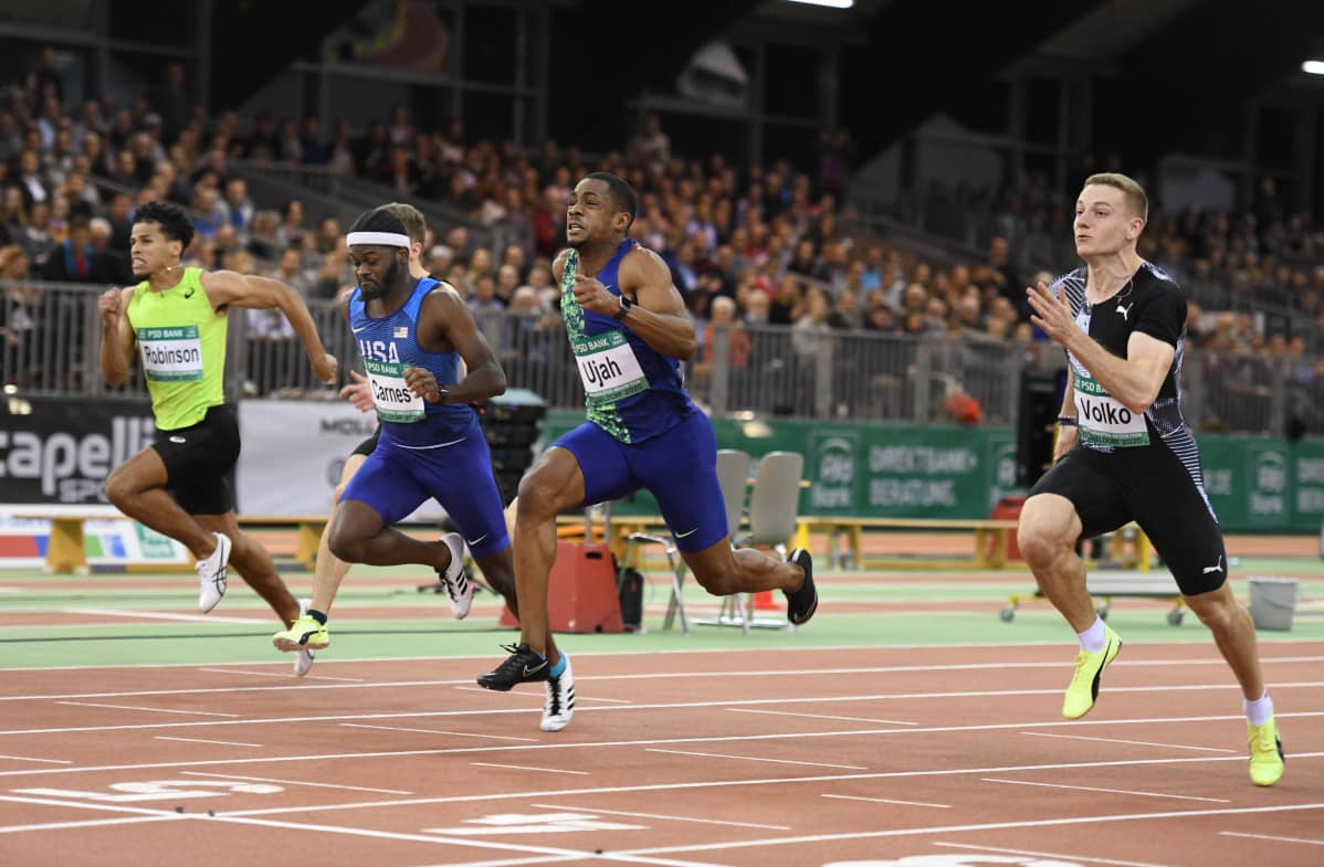 Britti Chijindu Ujah (kesk.) juoksee PNG:ssä miesten 100 metriä.