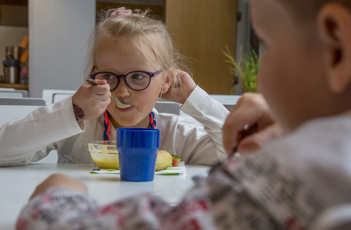 Lily syö välipalaa.