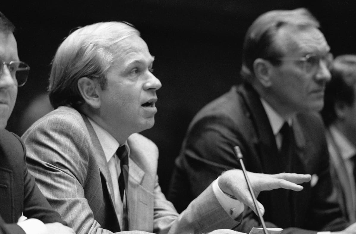 Valtiovarainministeri Erkki Liikanen kertoo vuoden 1990 tulo- ja menoarviosta eduskunnan auditoriossa 12. syyskuuta 1989. Taustalla pääministeri Harri Holkeri.