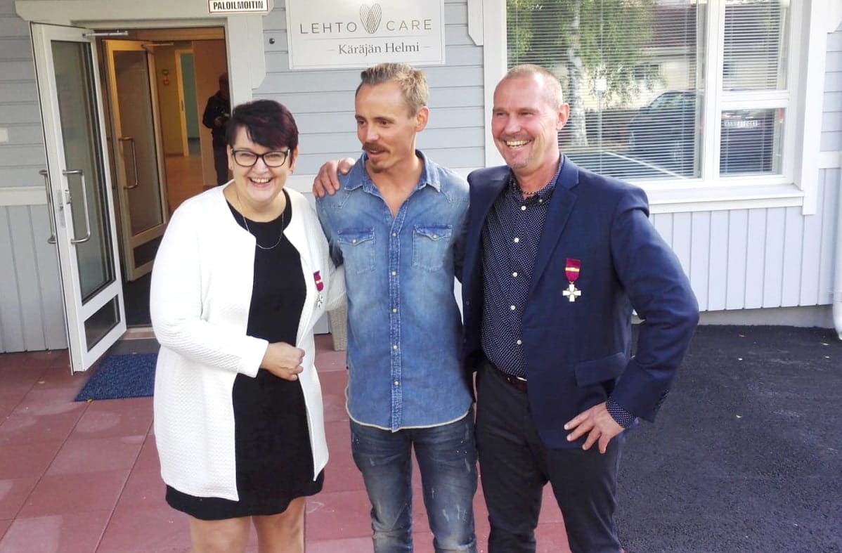 Merja Lehto, Jasper Pääkkönen ja Jukka Lehto Lehtocare -kuntoutuskodin avajaisissa Eurassa.