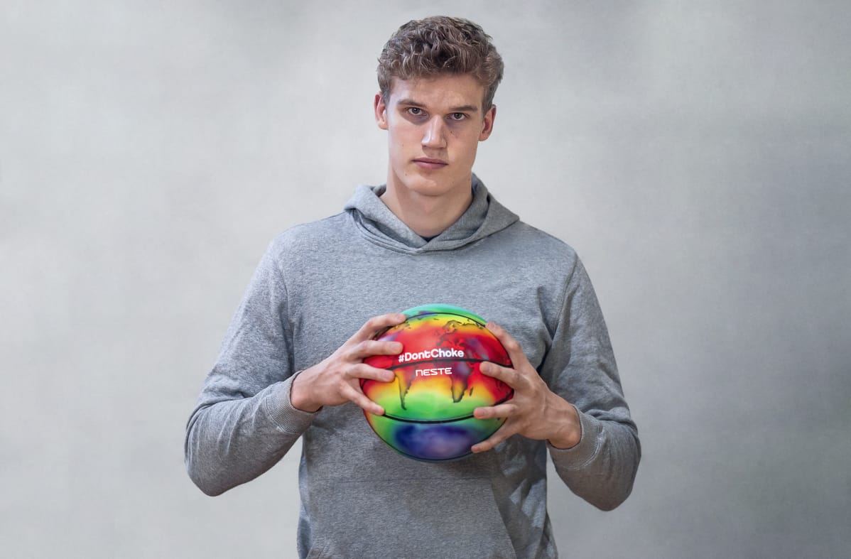 Lauri Markkanen pitää palloa käsiensä välissä.