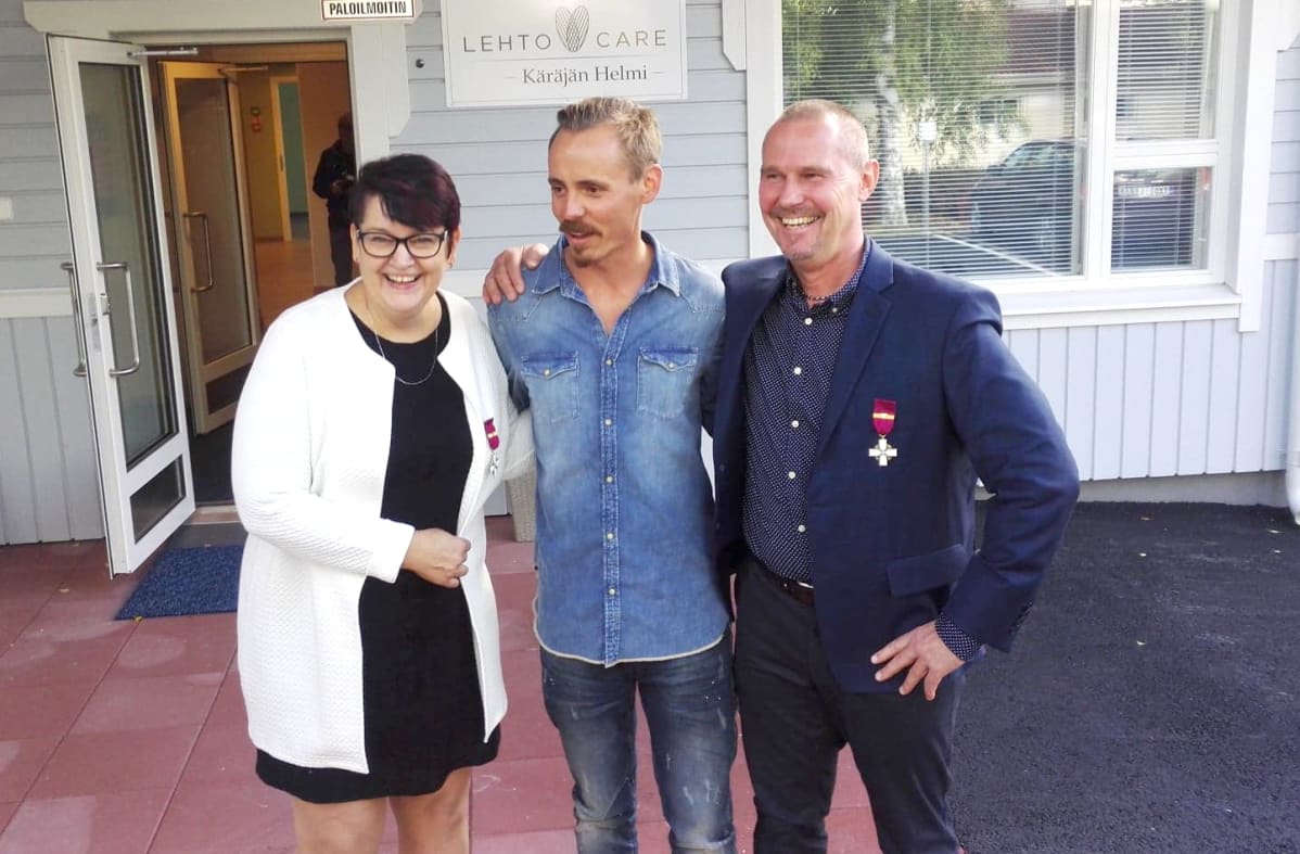 Merja Lehto, Jasper Pääkkönen ja Jukka Lehto Lehtocare -kuntoutuskodin avajaisissa Eurassa.