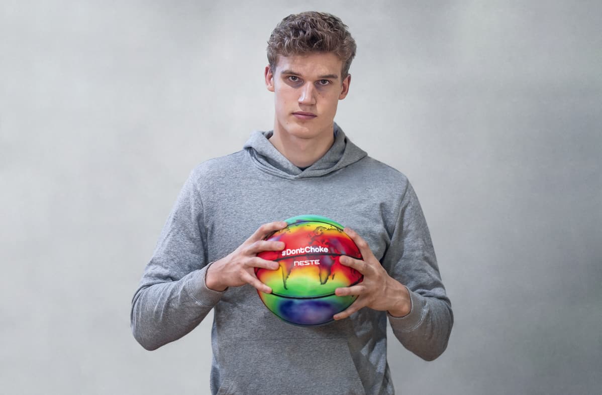 Lauri Markkanen pitää palloa käsiensä välissä.