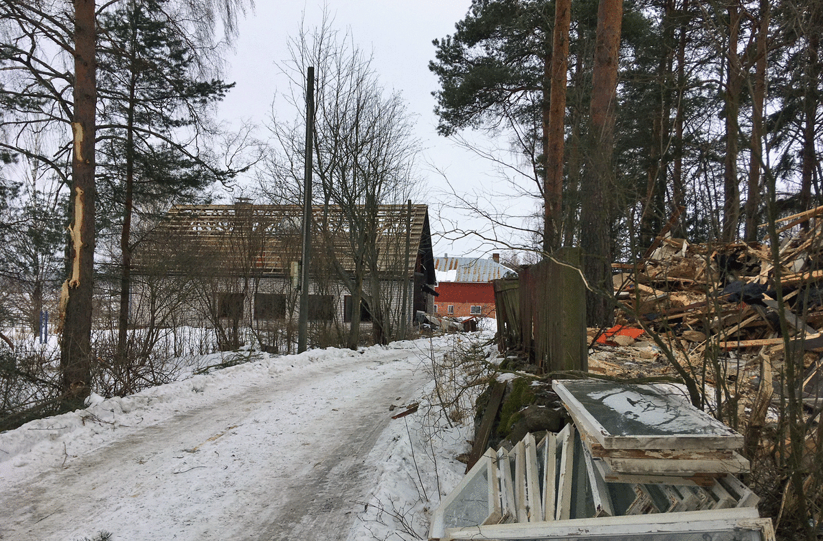 Omakotitaloa puretaan Seinäjoen Joupissa.