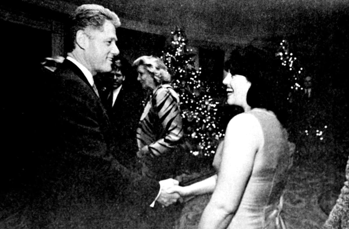 Monica Lewinsky ja Bill Clinton Valkoisen talon henkilöstön pikkujouluissa.