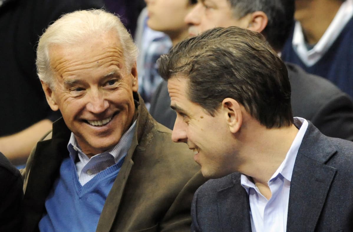 Joe Biden ja Hunter Biden kuvattuna koripallo-ottelussa vuonna 2010.