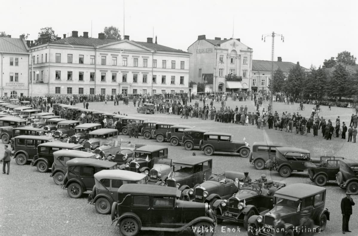 Mustavalkokuva Hämeenlinnan torilta talonpoikaismarssista