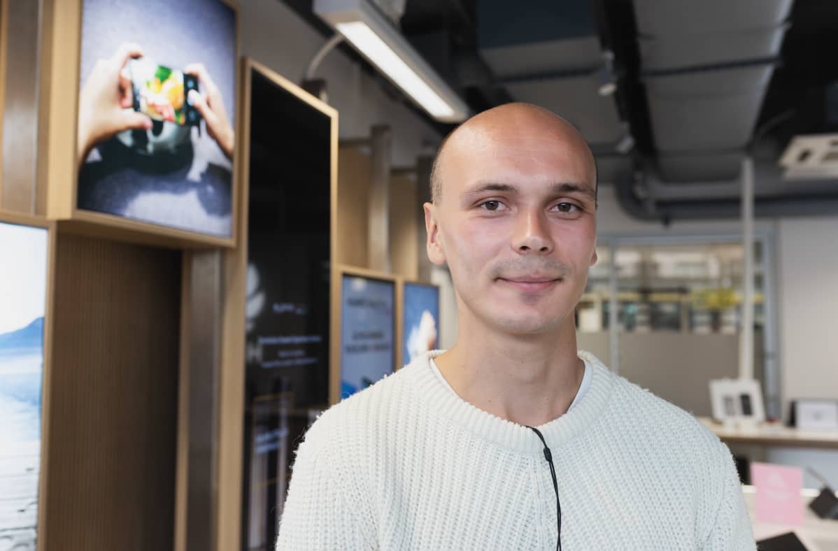 Max Fleefe asioi Huawein matkapuhelin myymälässä 30.7. 2019.