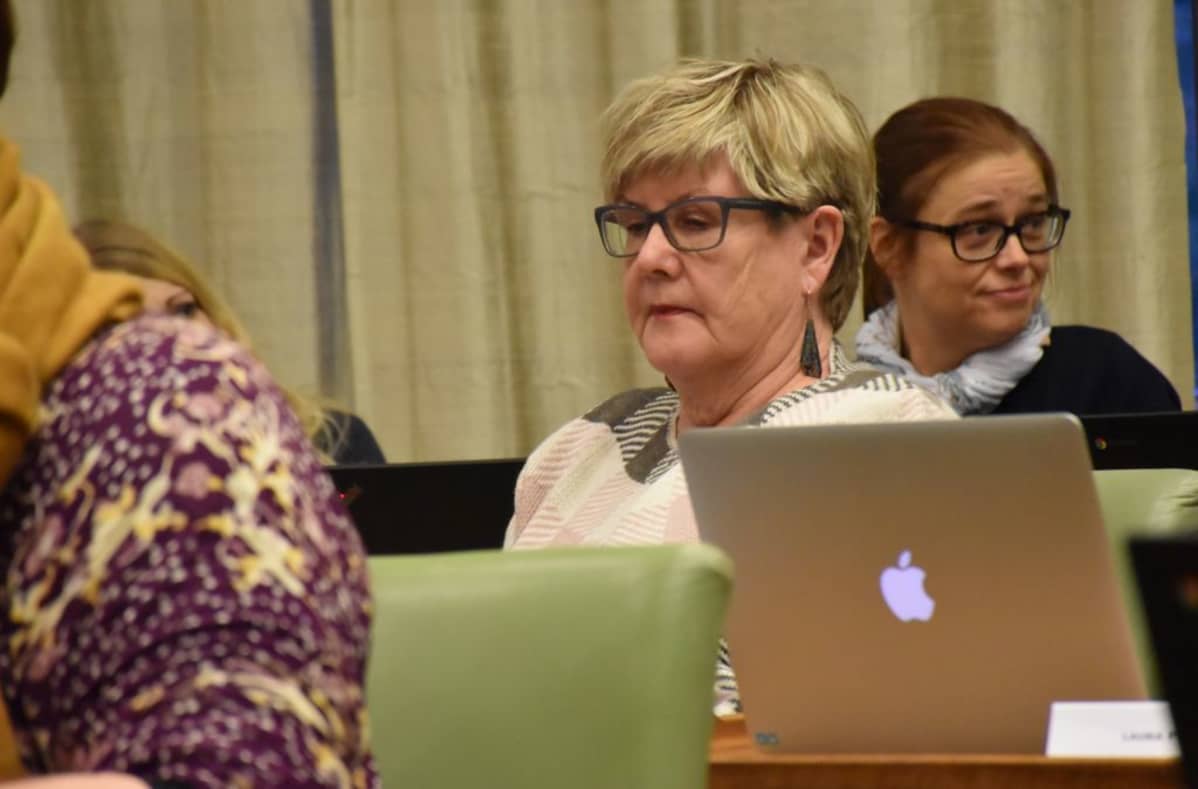 Kaupunginvaltuutettu, Porin vihreiden valtuustoryhmän puheenjohtaja Kaarina Ranne, taustalla valtuutettu Minna Haavisto (vihr.)
