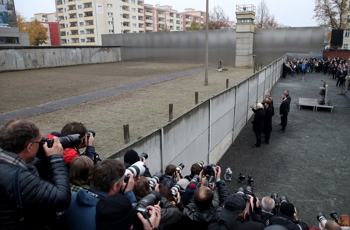 Kuvaajat kuvaavat, kun Saksan liittopresidentti Frank-Walter Steinmeier, Unkarin presidentti Janos Ader, Puolan presidentti Andrzej Duda ja Tšekin presidentti Milos Zeman tuovat kukkia muurimuistomerkille.