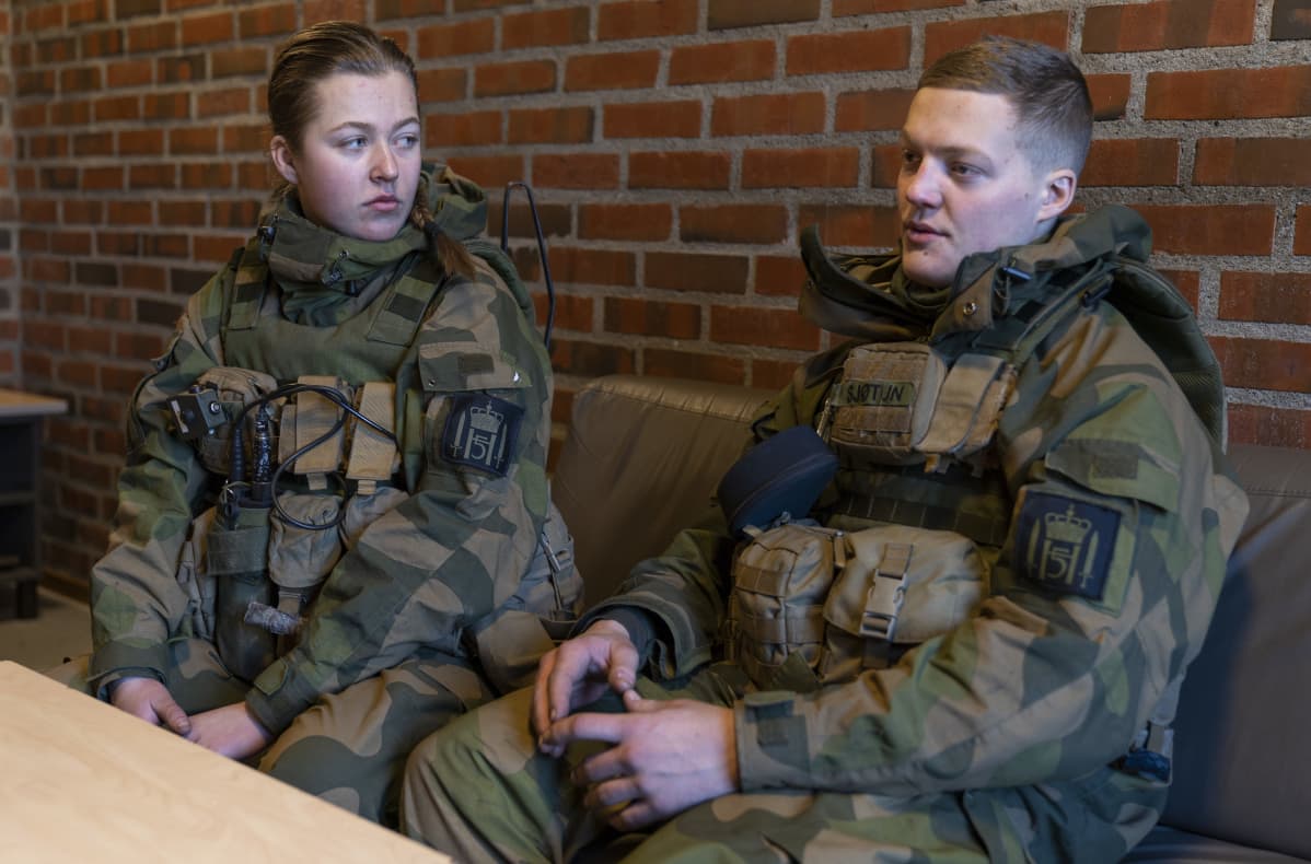 Naisvarusmies Johanne Aunoien, varusmies Jakob Sjotun, Kongens Garde -varuskunta, Oslo, Norja