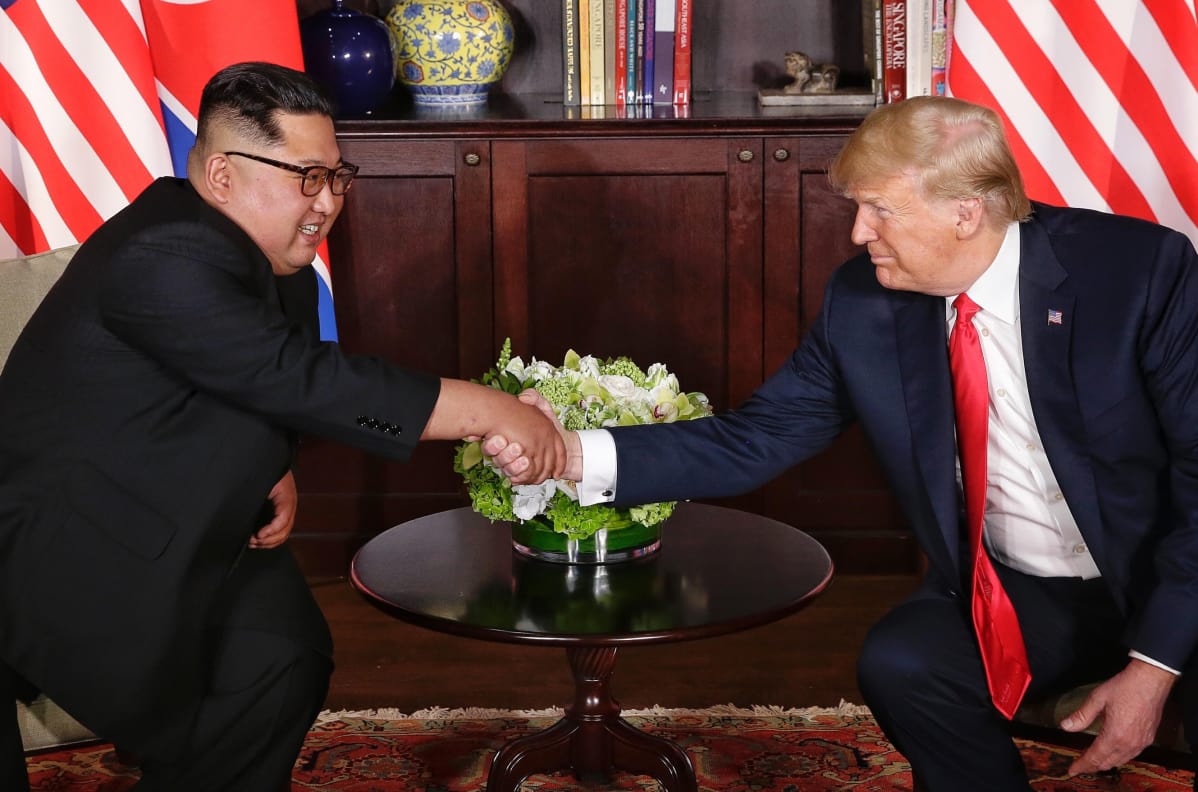Donald Trump ja Kim Jong-un kättelevät