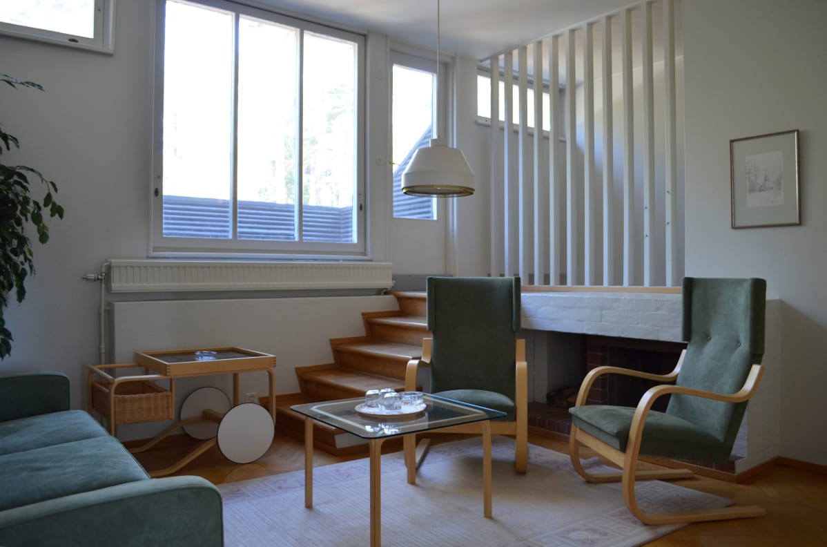 Yläkerran aula Alvar Aallon suunnittelemassa yli-insinöörin asunnossa Tehtaanmäellä Inkeroisissa.