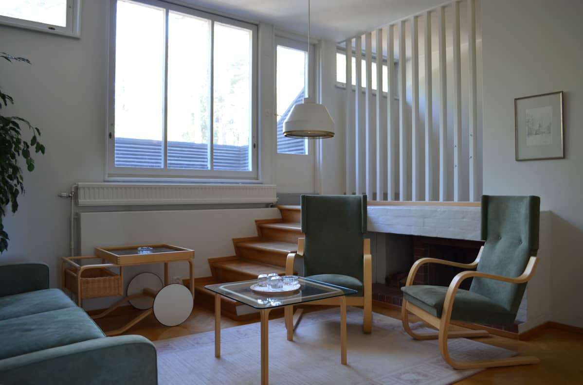 Yläkerran aula Alvar Aallon suunnittelemassa yli-insinöörin asunnossa Tehtaanmäellä Inkeroisissa.