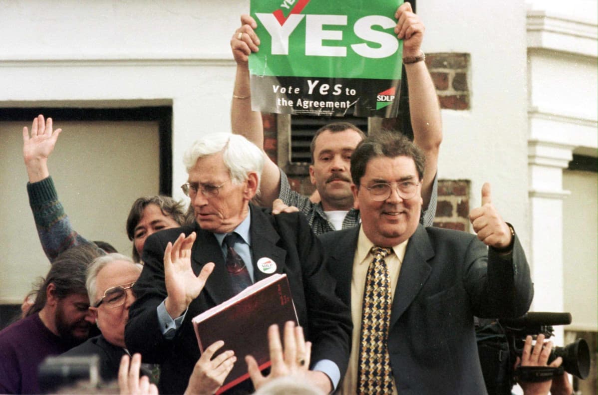 John Hume nostaa peukalon pystyyn puolueväen ympäröimänä