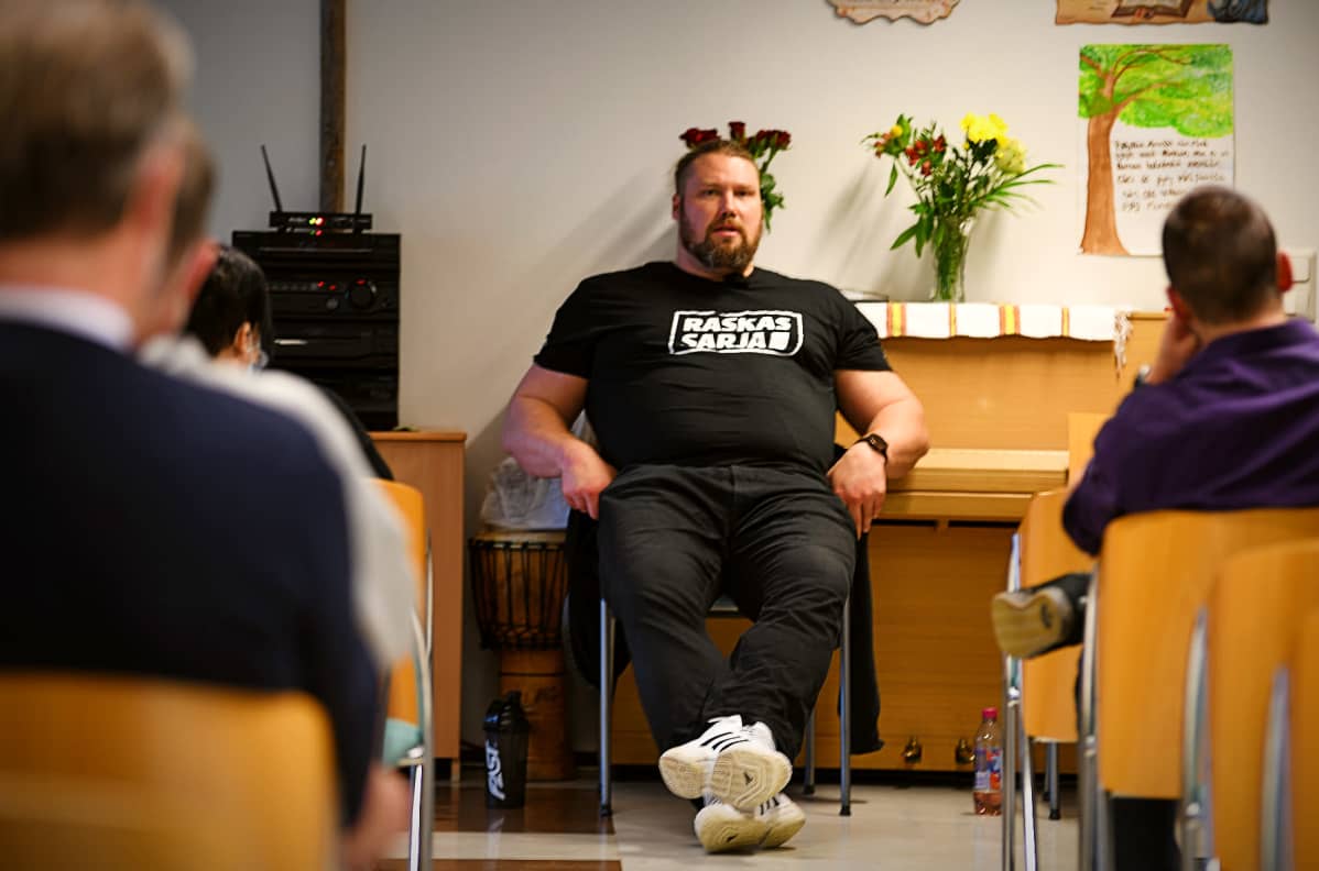 Mika Törrö föreläser om sin bakgrund som drogmissbrukare