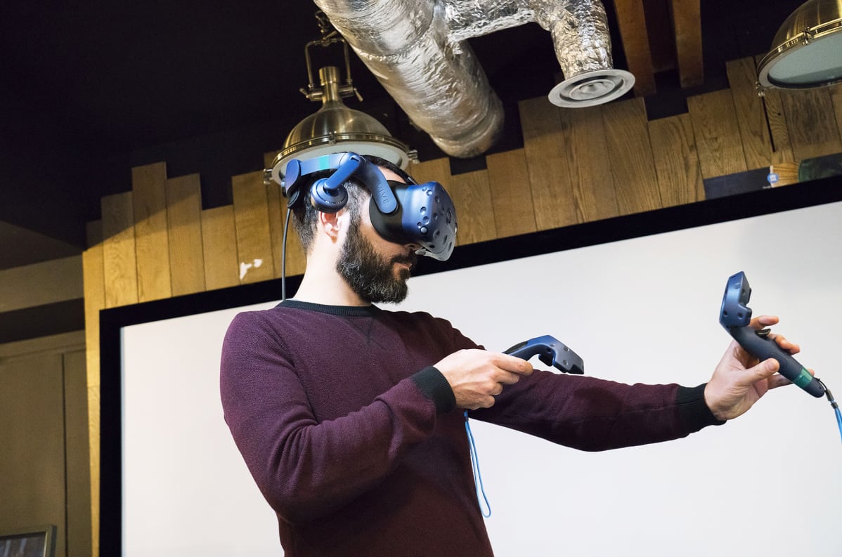 Mies virtuaalilasit päässään