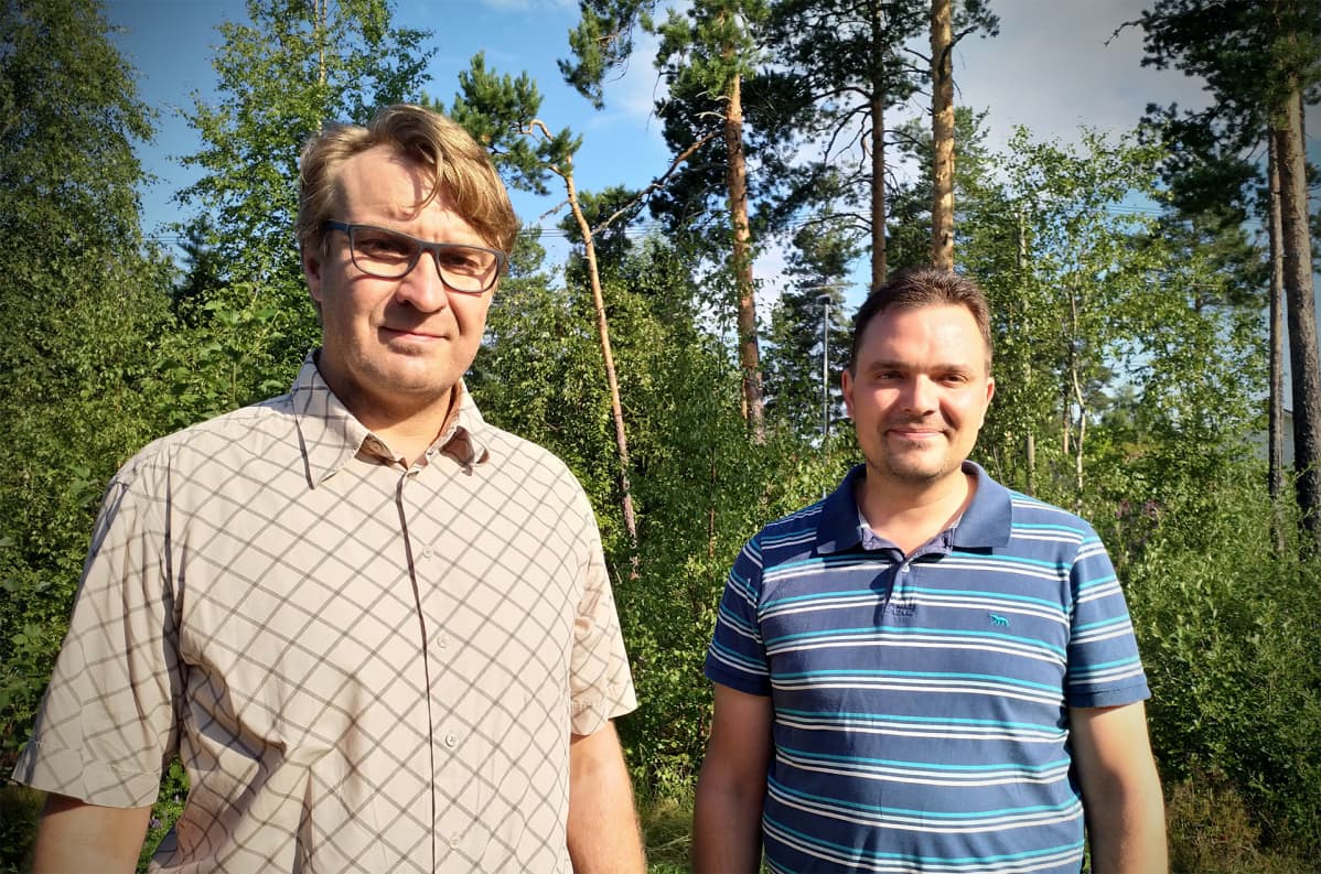 Peräseinäjoen metsästysseuran villisikahavaintojen yhteyshenkilö Juha Koliini (vas.) ja riistanhoitoyhdistyksen toiminnanohjaaja Henri Honkala.