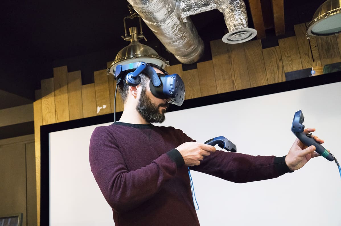 Mies virtuaalilasit päässään