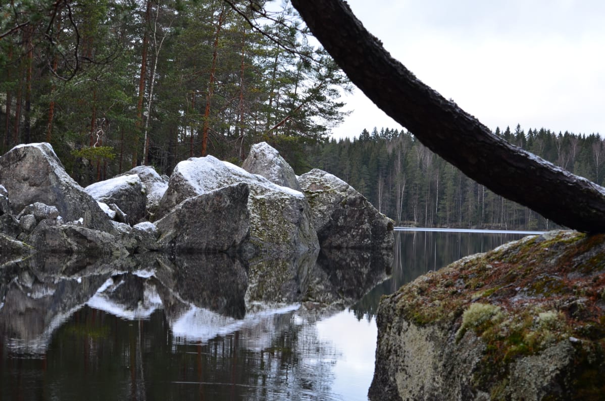 Järvi, vehreys ja isot kivet ovat osa Ritajärven maisemaa.