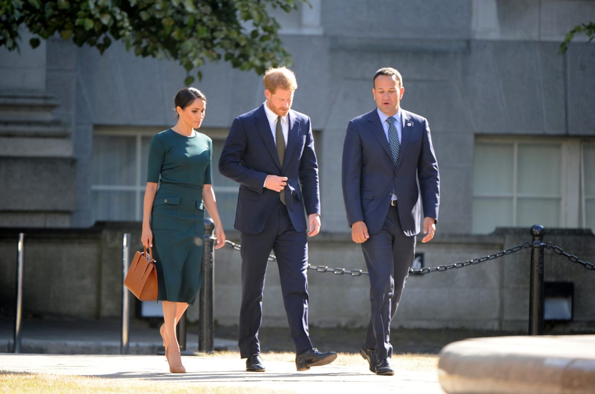 Sussexin herttua, prinssi Harry ja Sussexin herttuatar Meghan sekä Irlannin pääministeri Leo Varadkar Dublinissa.