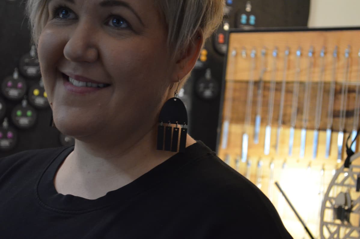 Naisen kasvot, naisella korvissa mustat korvakorut.