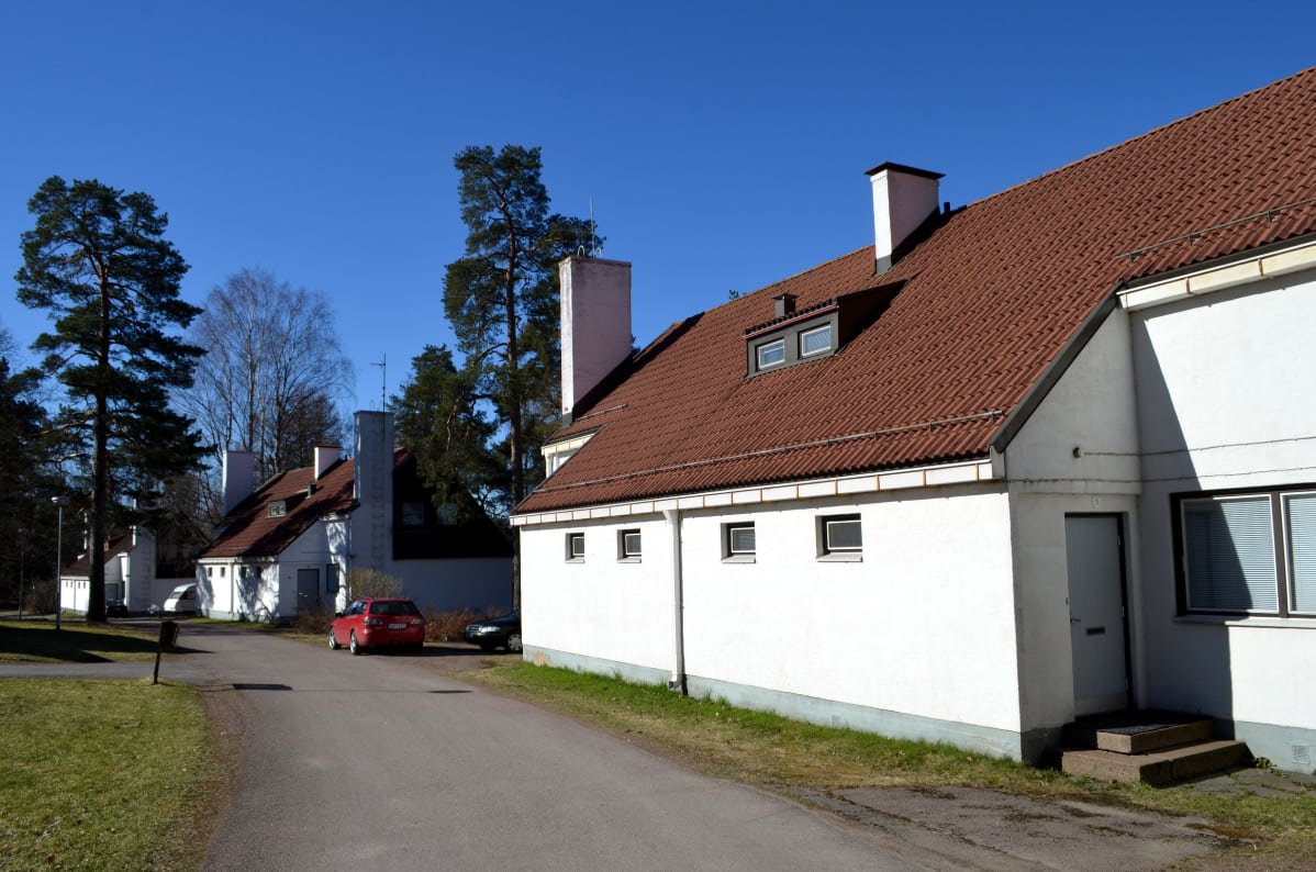 Työnjohtajan asunto rivissä muiden Alvar Aallon suunnittelemien rakennusten kanssa Tehtaanmäellä Inkeroisissa.