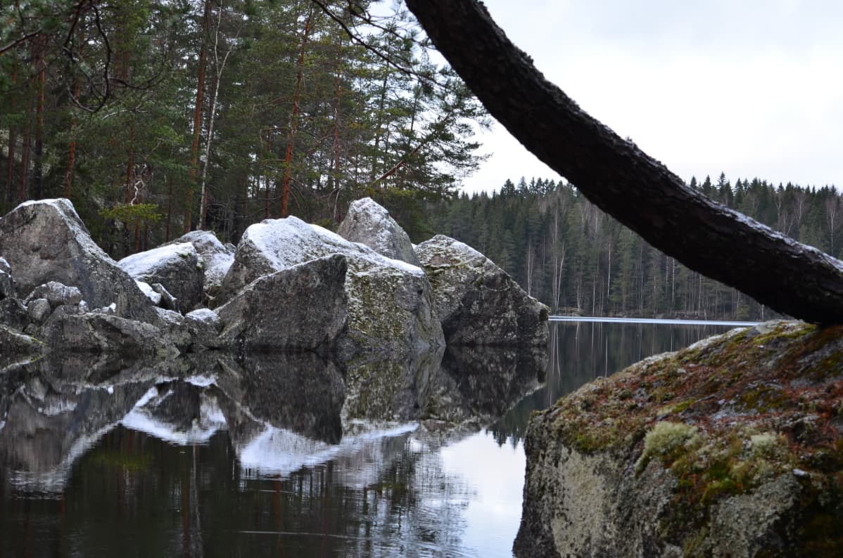 Järvi, vehreys ja isot kivet ovat osa Ritajärven maisemaa.