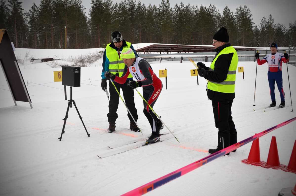 Kalevi Vähäkylä starttaamassa kisaan.